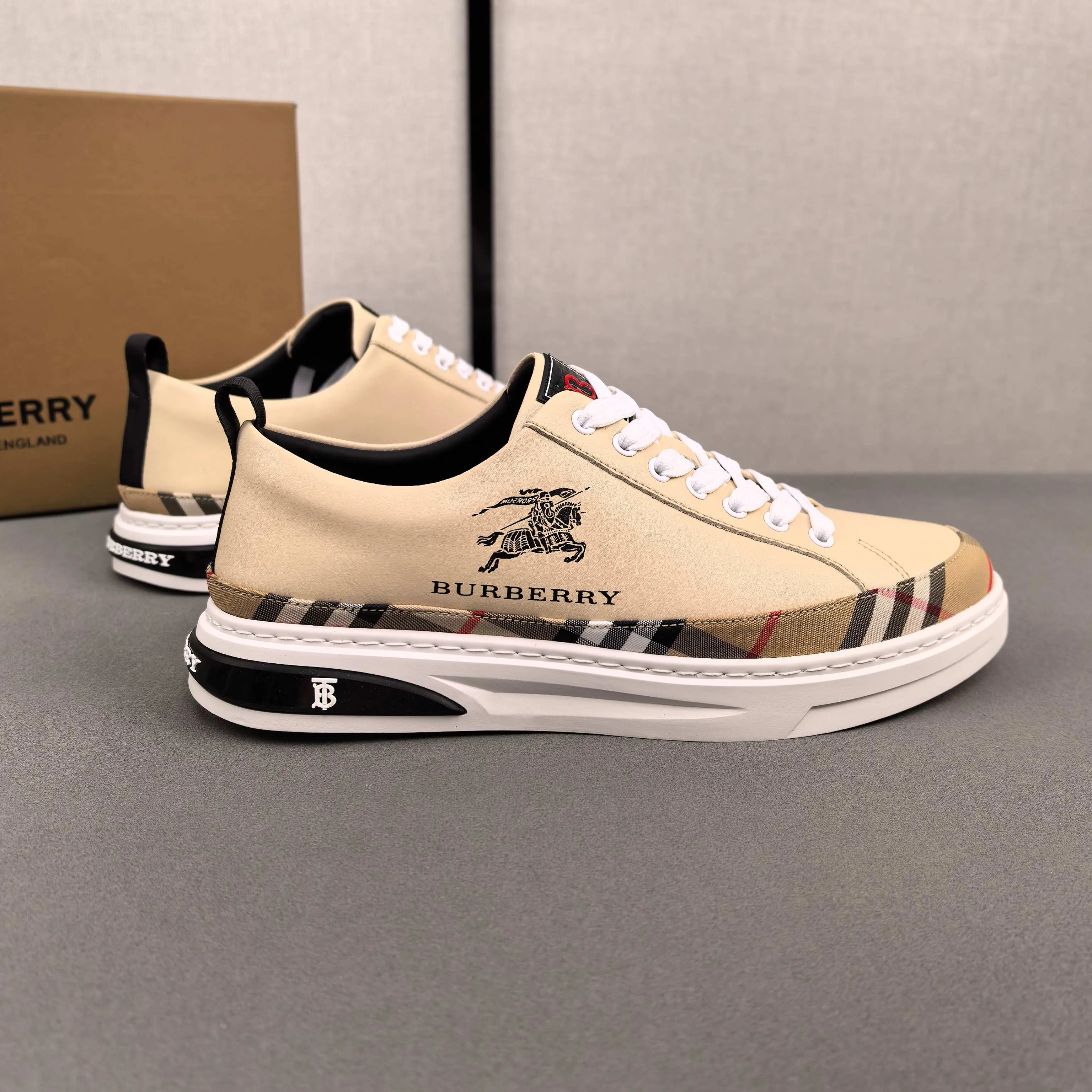 Burberry [Burberry] men's shoes 💰400💰. Fashionable sports and casual shoes, the upper is made of first-layer cowhide with plaid material, first-layer pigskin lining, and rubber outsole. Men's size 38-44.